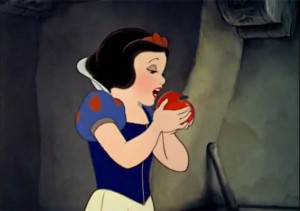 Blancanieves mordiendo la manzana envenenada. Imagen: YouTube