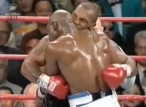 Mike Tyson mordiendo la oreja de Evander Holyfield durante un combate. Imagen: YouTube