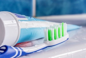 El cepillo y pasta dental son esenciales en la higiene bucodental.