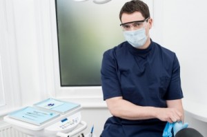 El odontólogo cirujano y el implantólogo son otros de los especialistas presentes en una clínica dental.