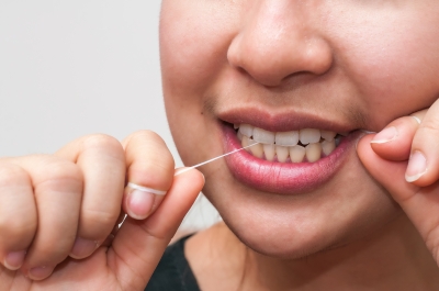 El uso del hilo dental